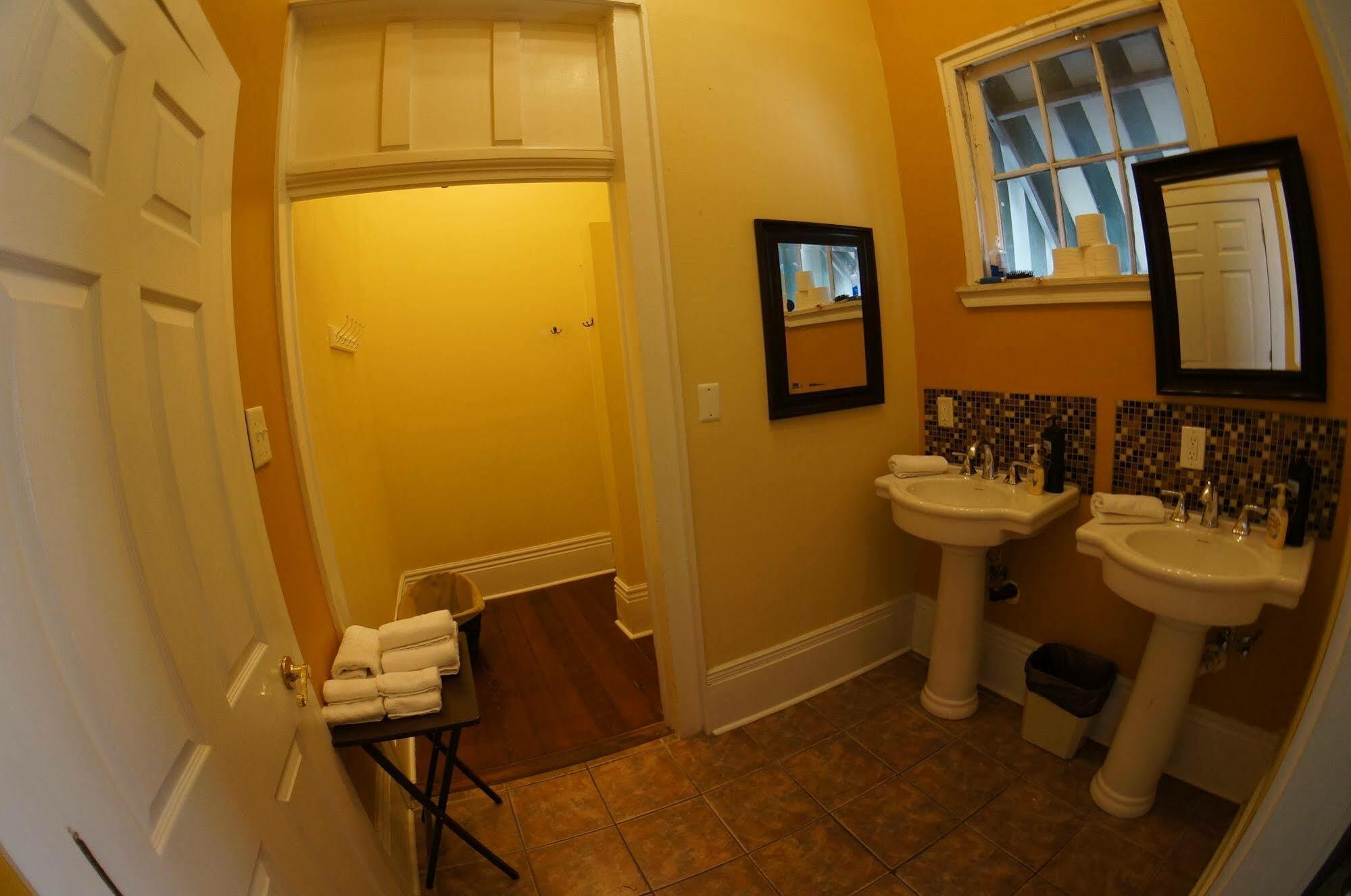 Nola Hostal *