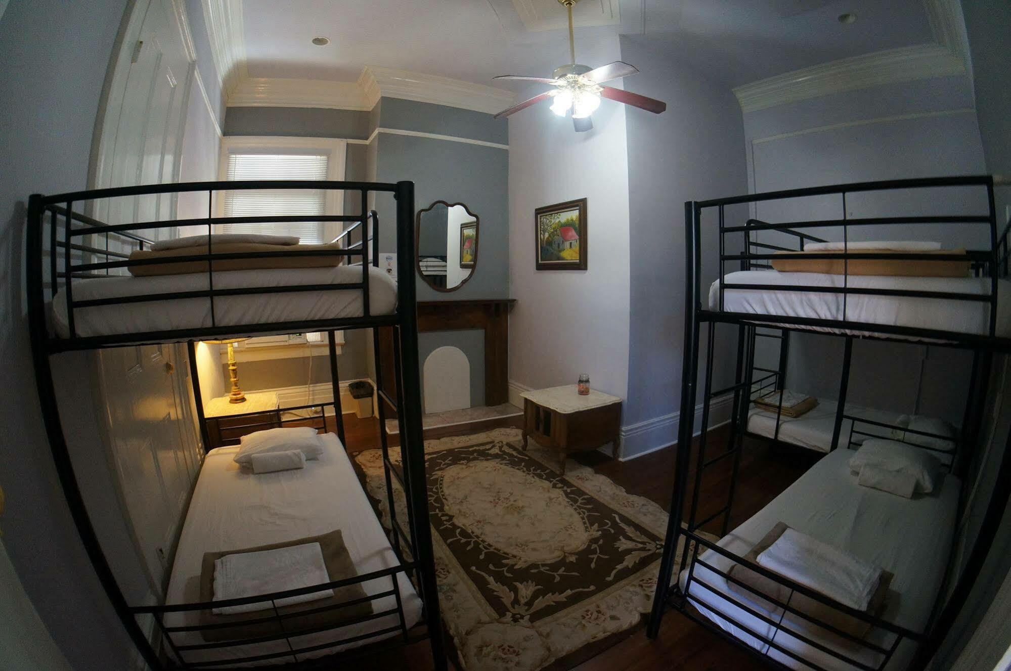Nola Hostal *