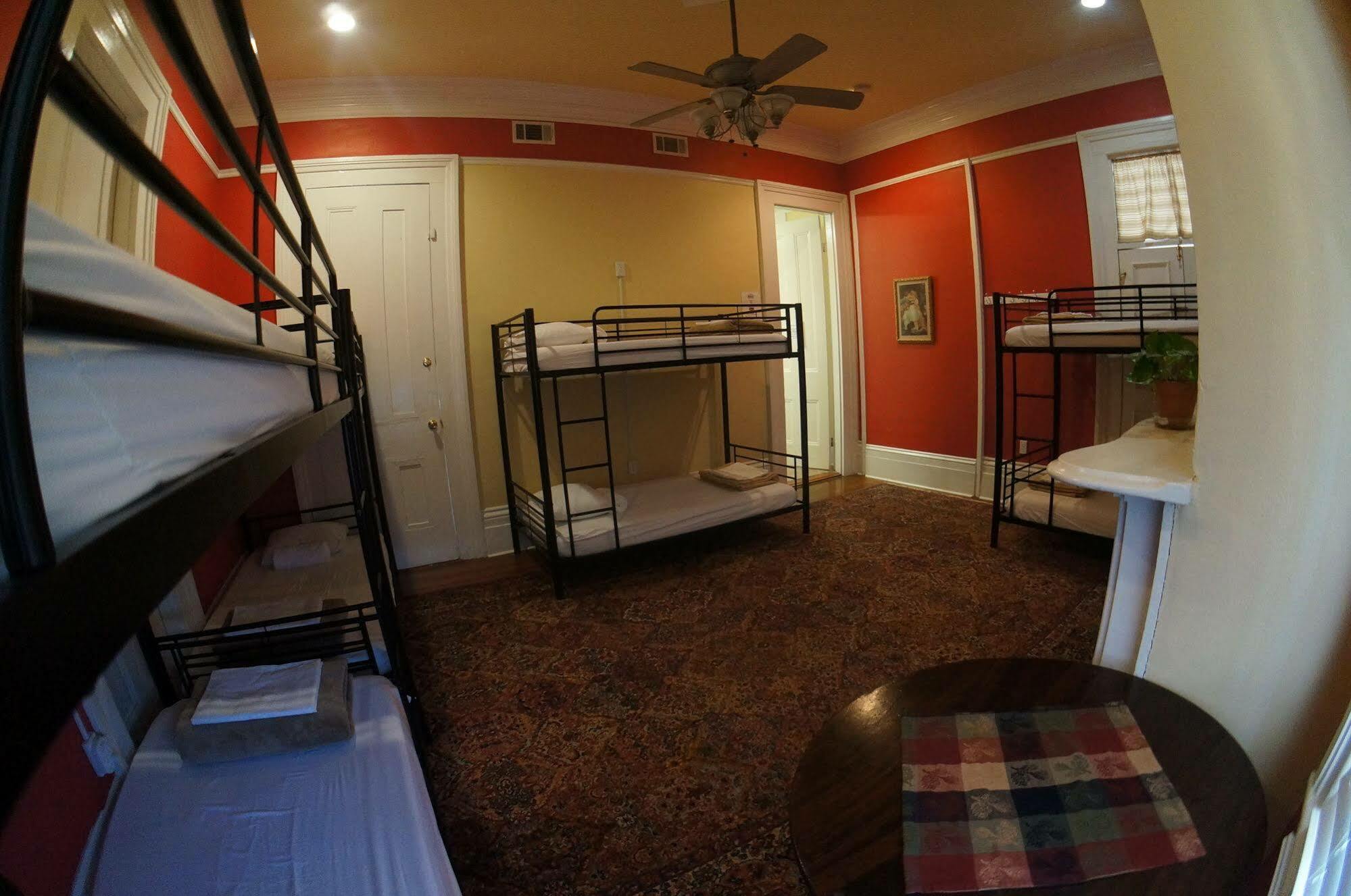 Nola Hostal *
