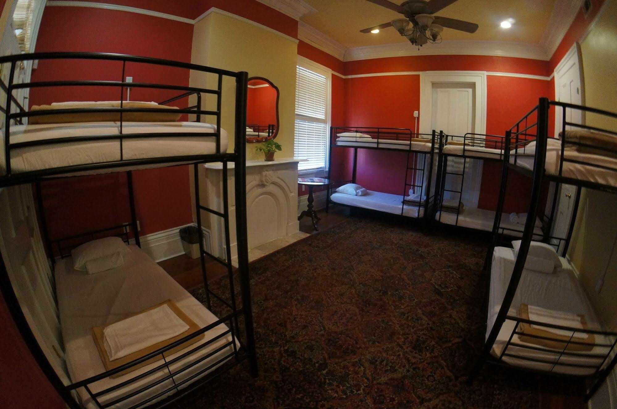 Nola Hostal *