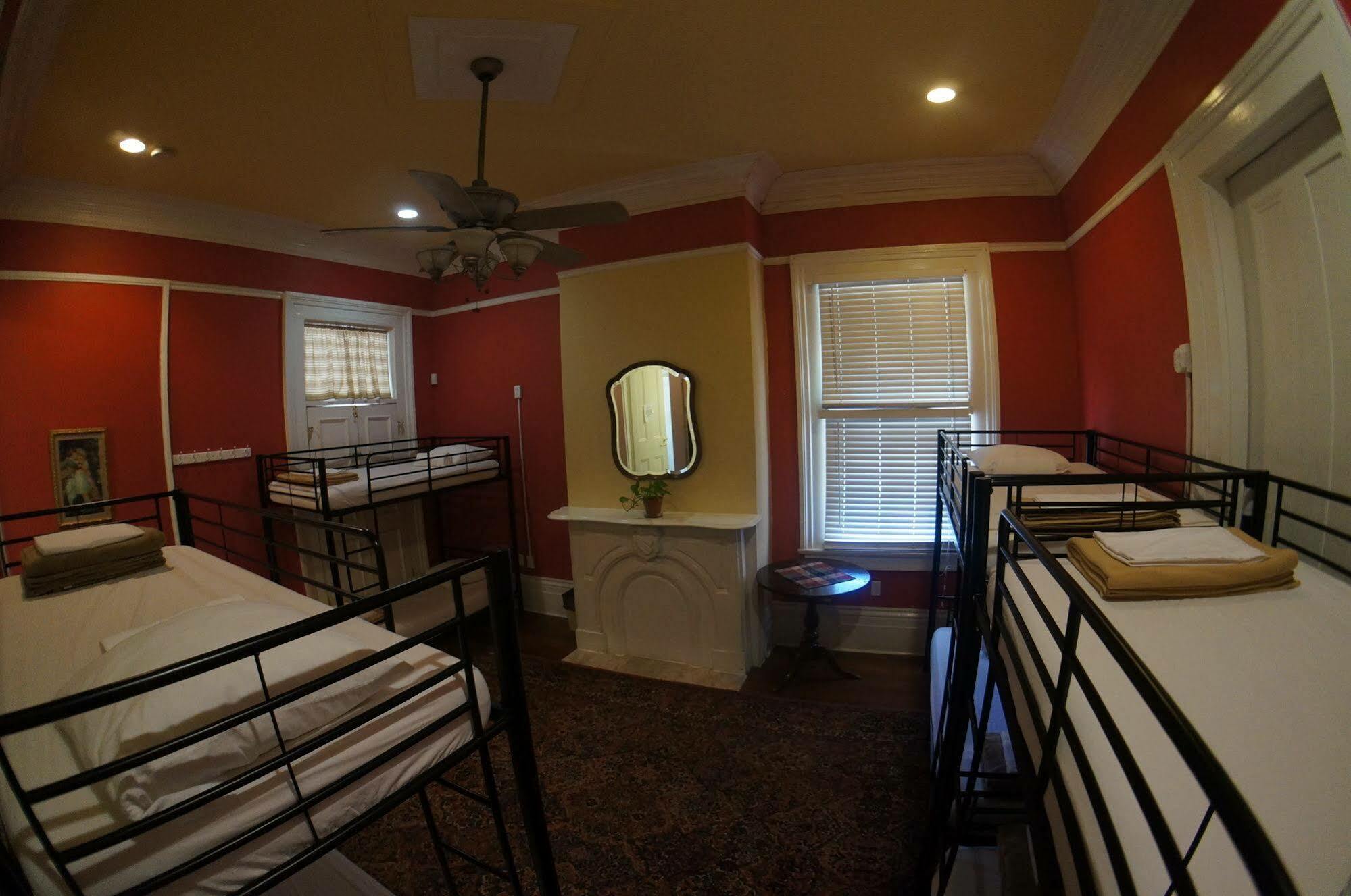 Nola Hostal *